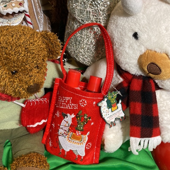 Girls Holiday Gift Set, Vanilla Frost Scented Shower Gel & Body Lotion NWT🎄❤️🎄 - Picture 7 of 7